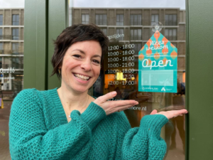 Ondernemer met 'deur dicht'-bordje